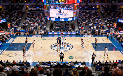 NBA比赛现场全景 - 球员在球场中央跳球
